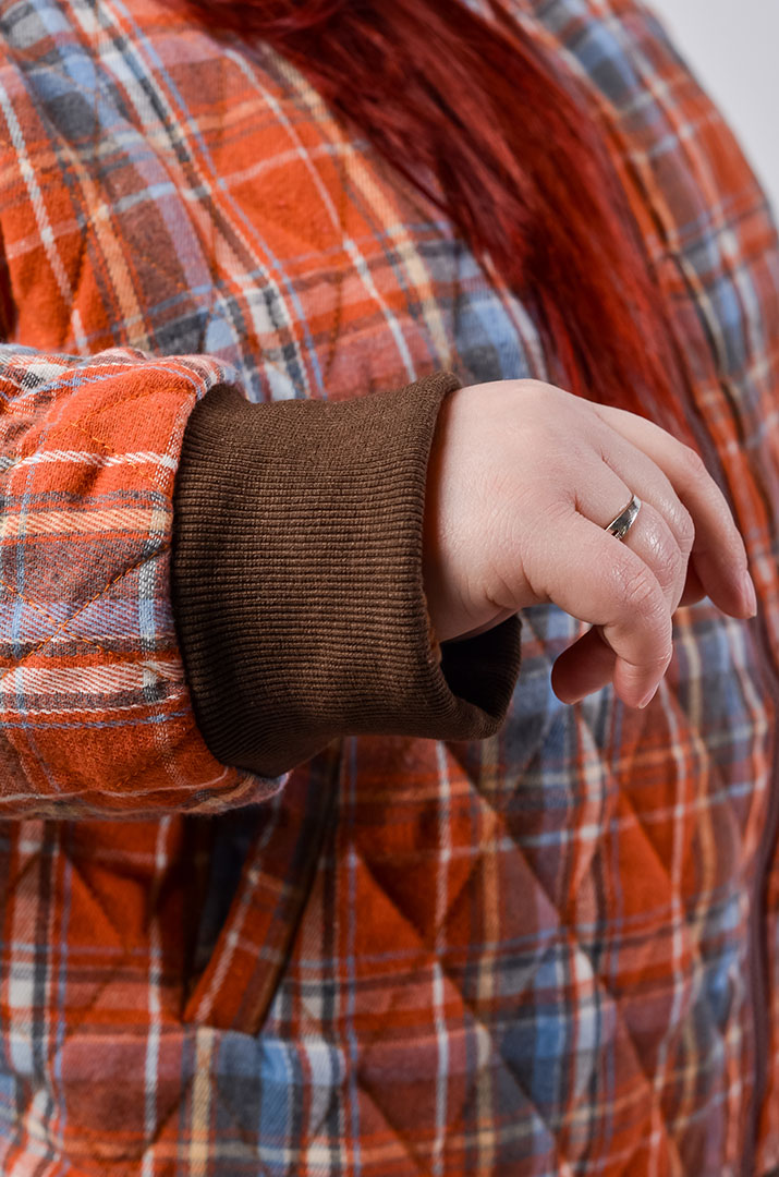 Бомбер з принтом в клітинку та з капюшоном великих розмірів