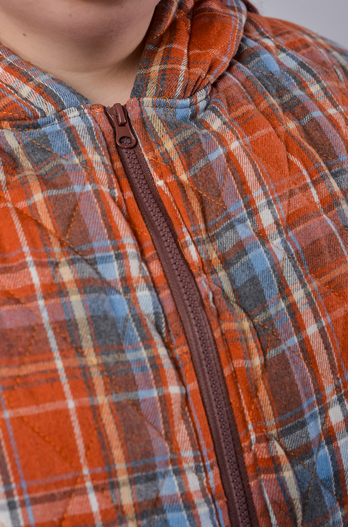 Бомбер з принтом в клітинку та з капюшоном великих розмірів