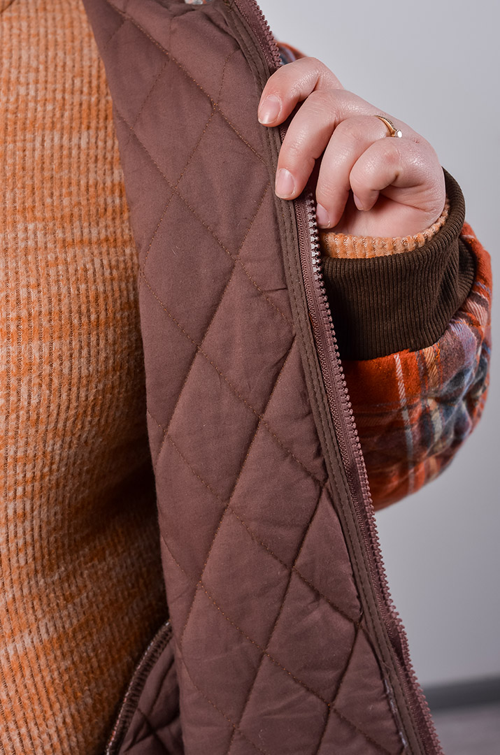 Бомбер з принтом в клітинку та з капюшоном великих розмірів