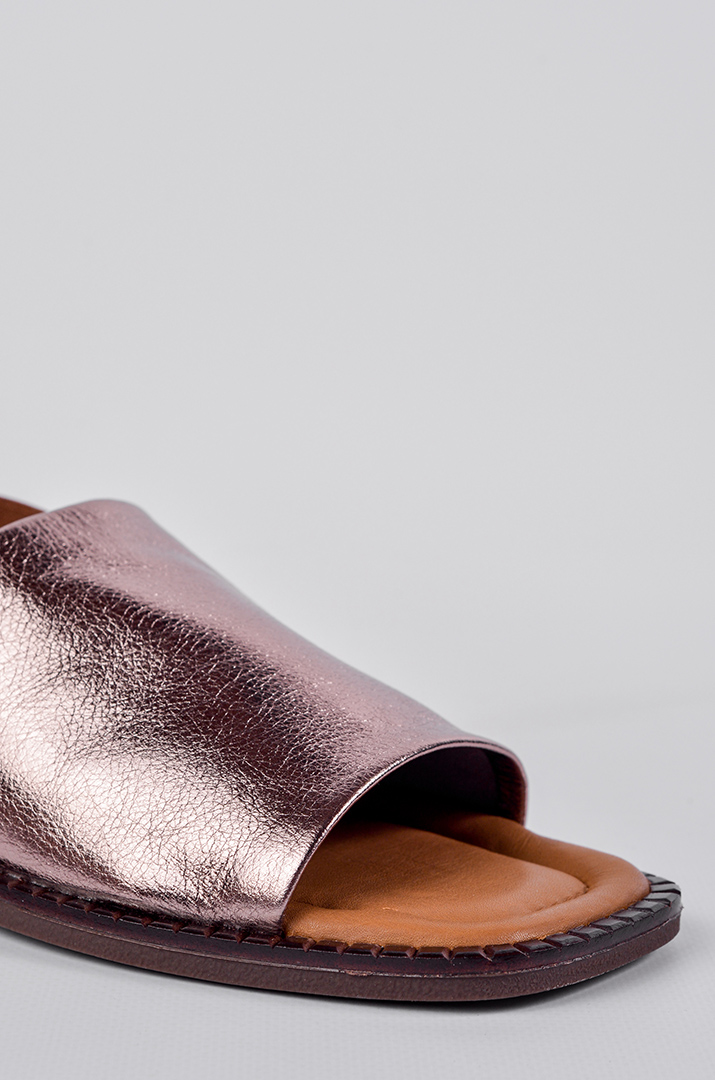 Босоніжки шкіряні в золотистому відтінку великих розмірів