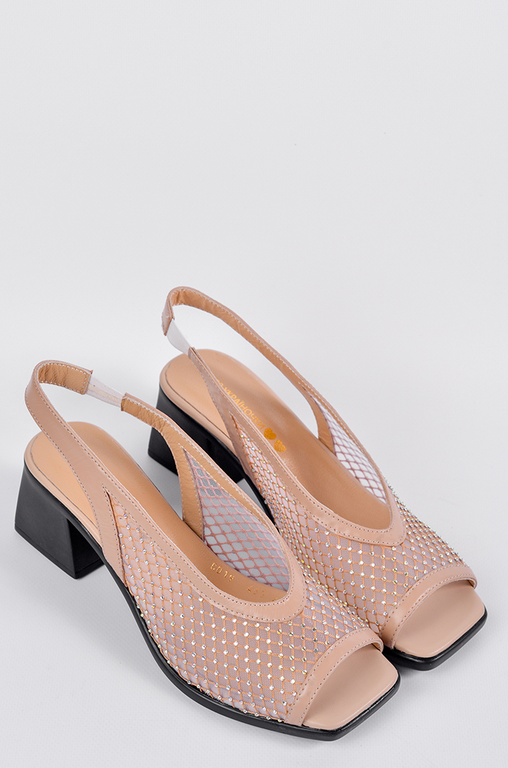 Босоножки бежевого оттенка из фактурной сетки с камнями больших размеров