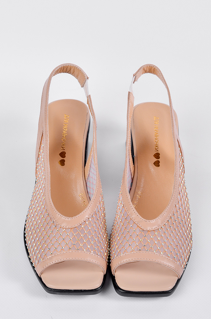 Босоножки бежевого оттенка из фактурной сетки с камнями больших размеров