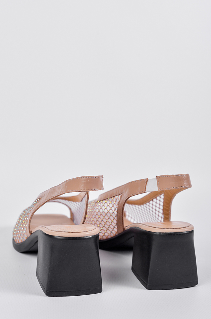 Босоножки бежевого оттенка из фактурной сетки с камнями больших размеров