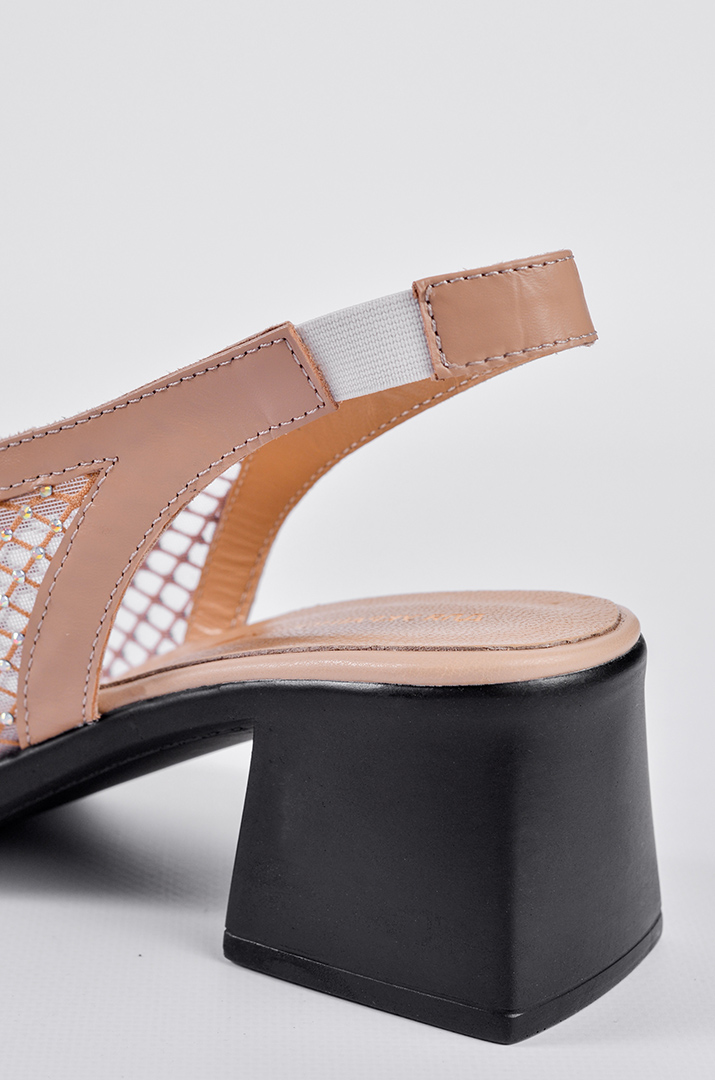 Босоножки бежевого оттенка из фактурной сетки с камнями больших размеров