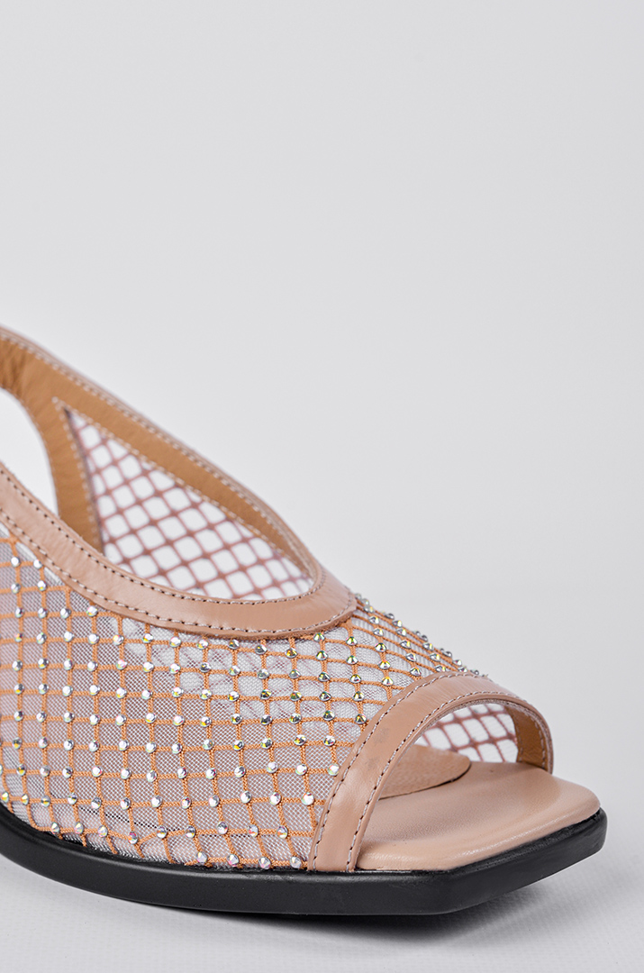 Босоножки бежевого оттенка из фактурной сетки с камнями больших размеров