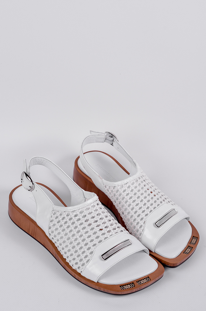 Босоножки белого цвета с фактурным верхом больших размеров