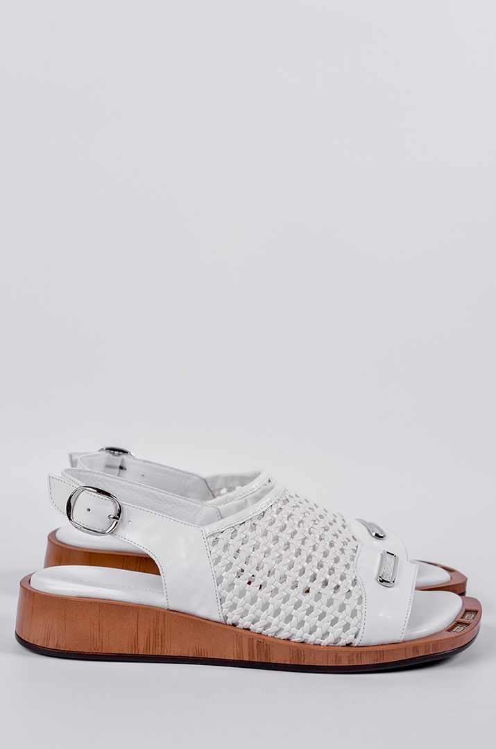 Босоножки белого цвета с фактурным верхом больших размеров