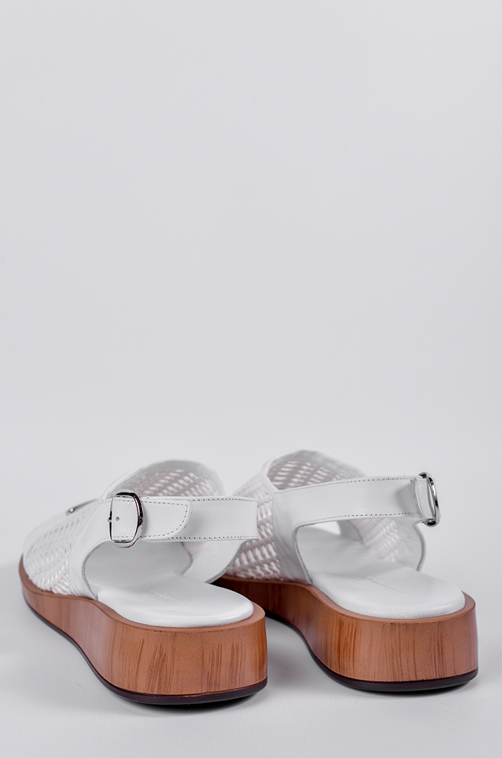 Босоножки белого цвета с фактурным верхом больших размеров