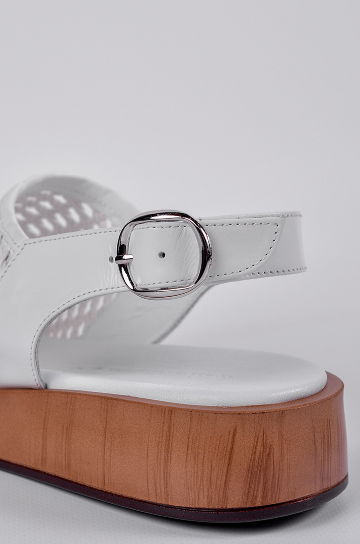 Босоножки белого цвета с фактурным верхом больших размеров