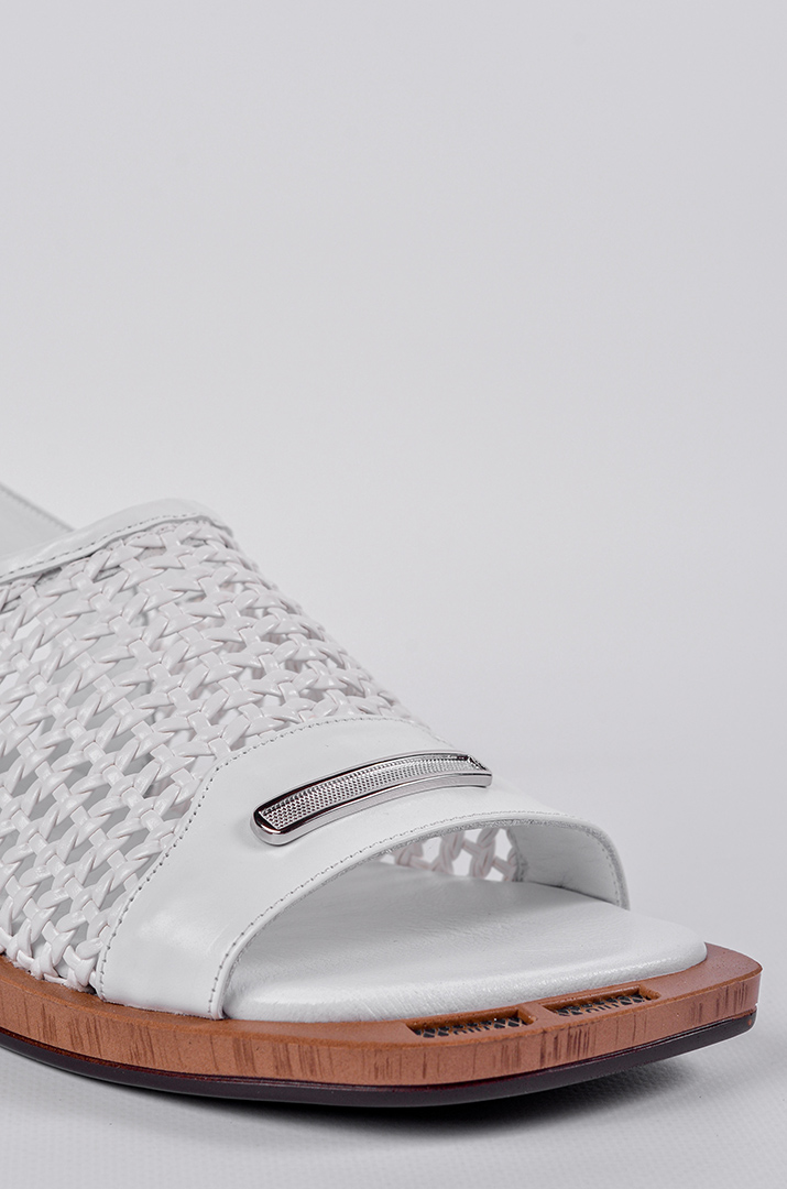 Босоножки белого цвета с фактурным верхом больших размеров