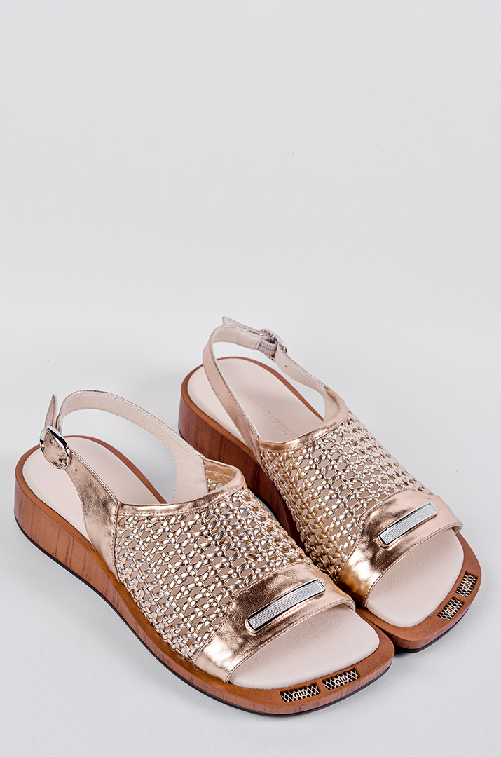 Босоножки золотистого цвета с фактурным верхом больших размеров