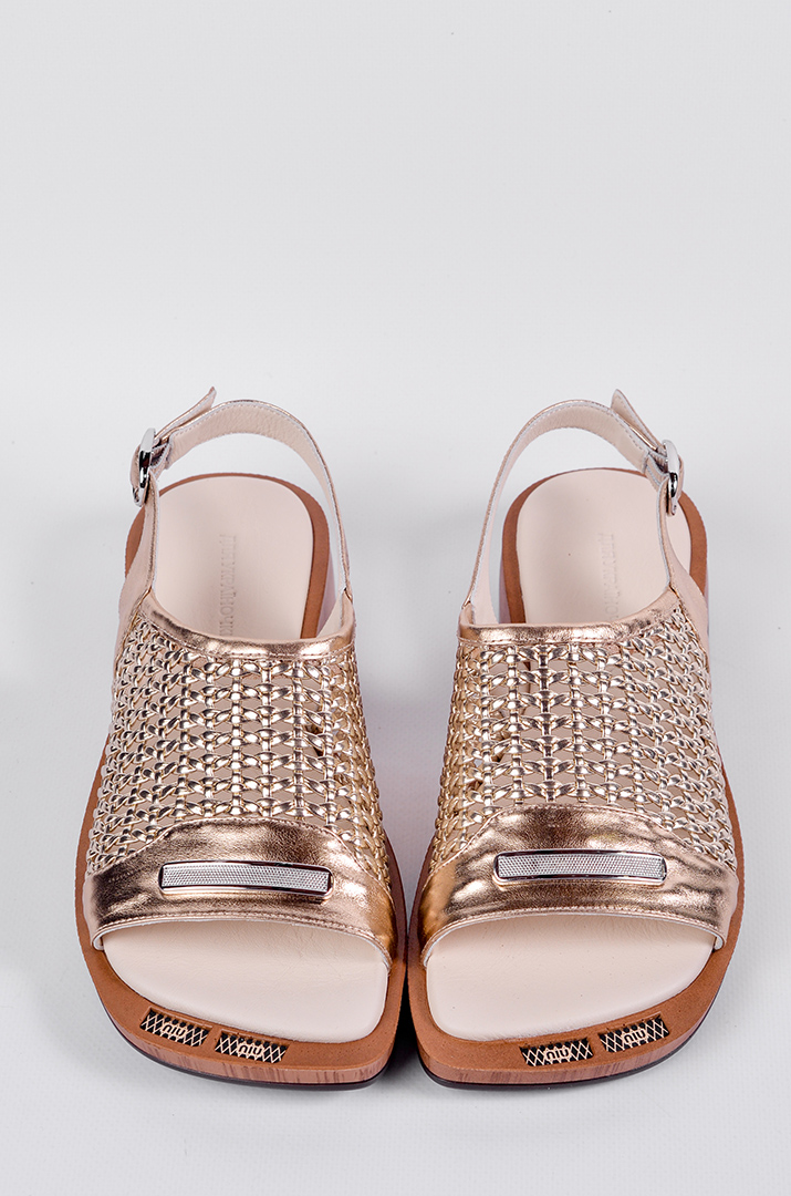 Босоножки золотистого цвета с фактурным верхом больших размеров