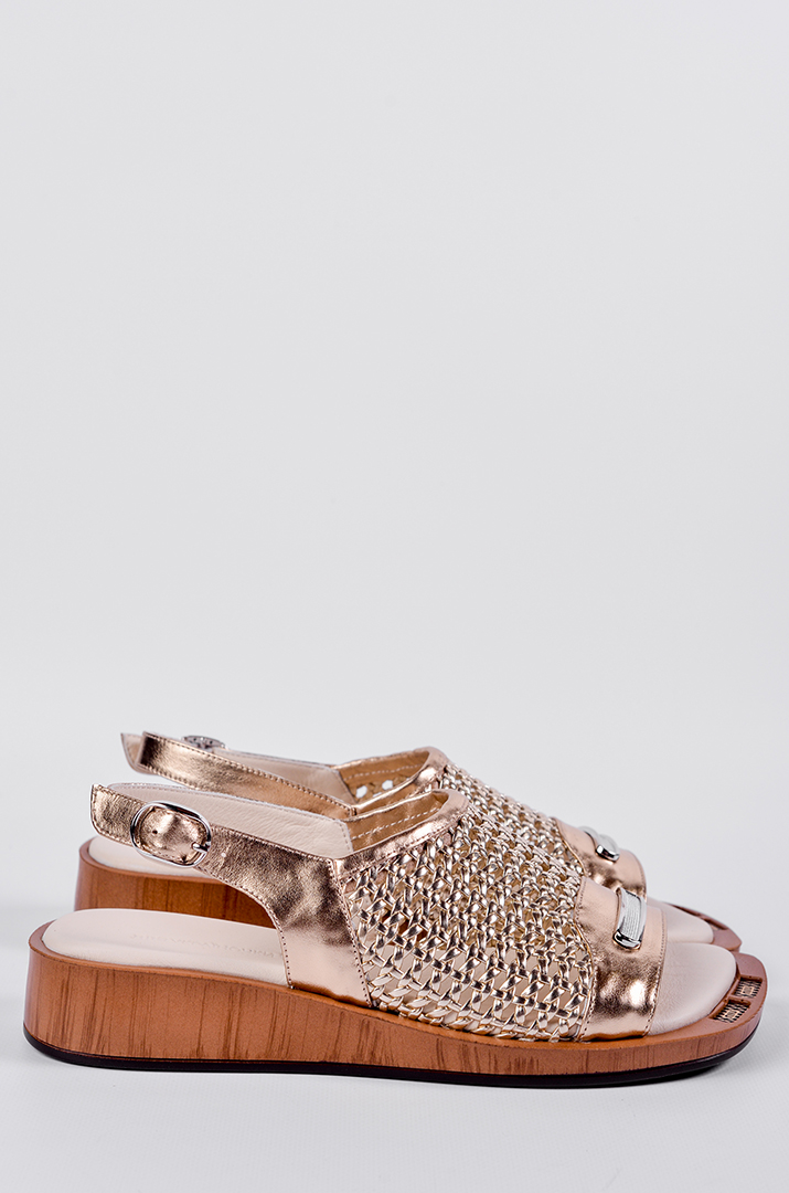 Босоножки золотистого цвета с фактурным верхом больших размеров