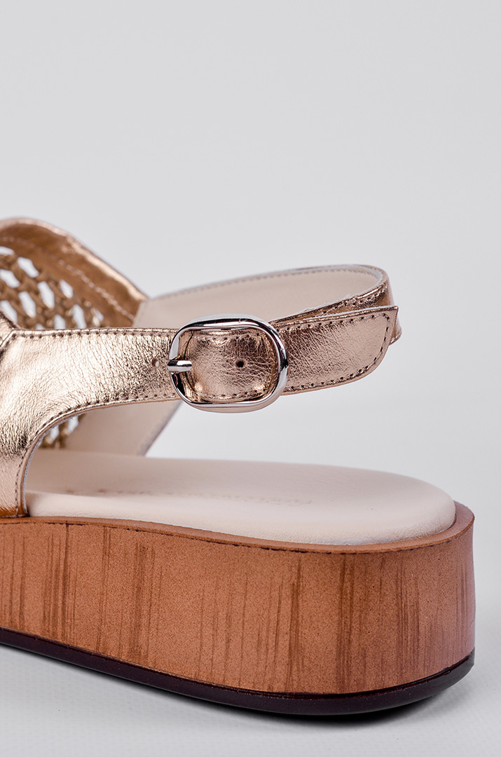 Босоножки золотистого цвета с фактурным верхом больших размеров