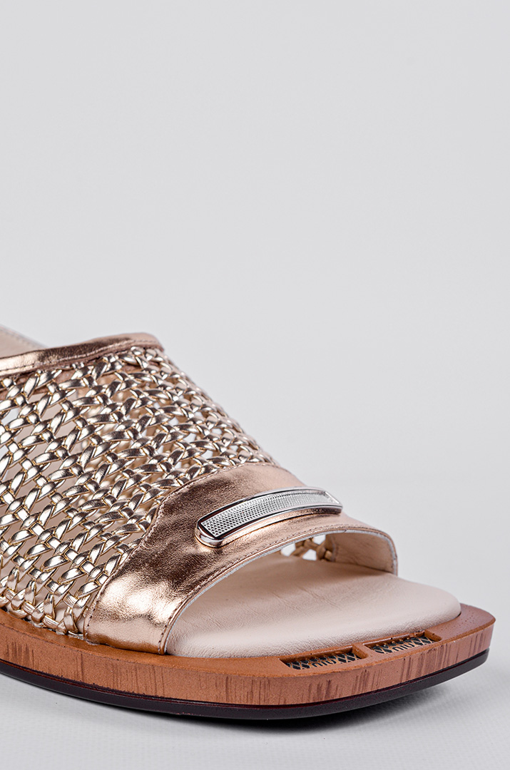 Босоножки золотистого цвета с фактурным верхом больших размеров