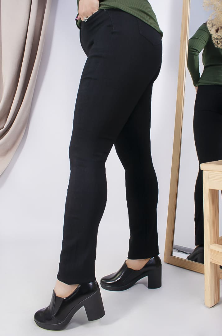 Черные зауженные джинсы батал