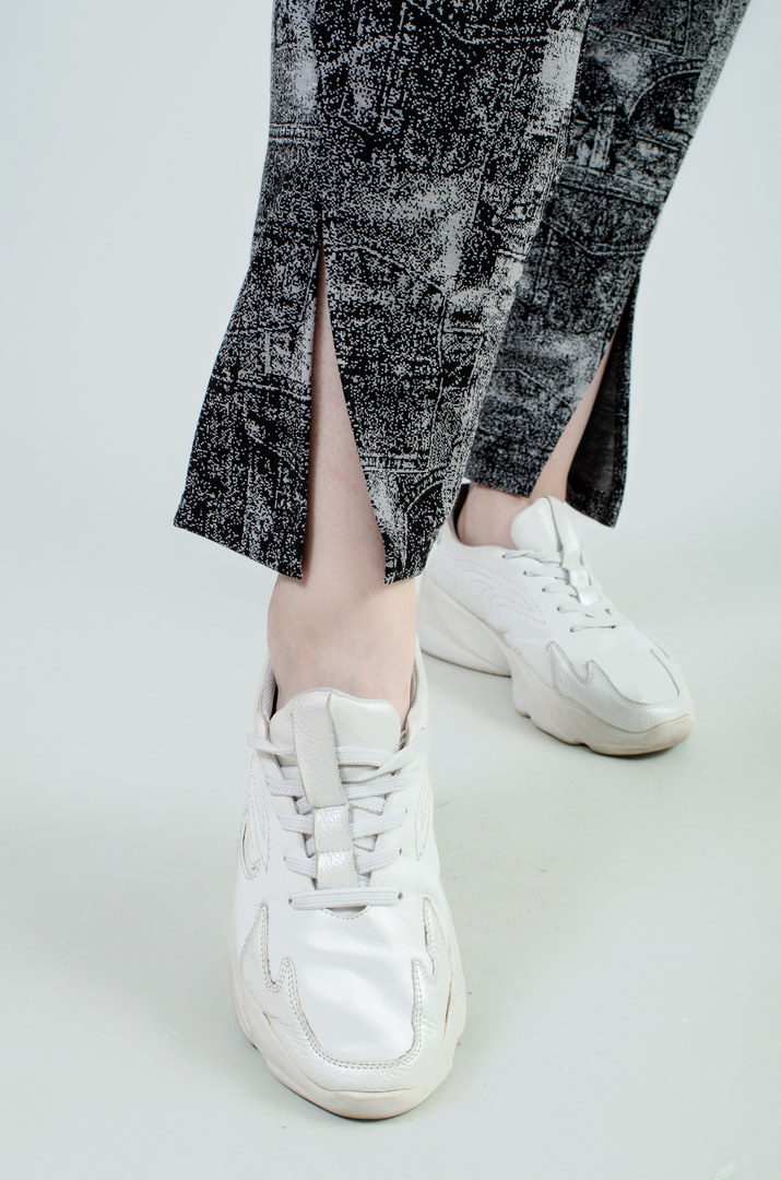 Брюки зауженные в принт с разрезами батал