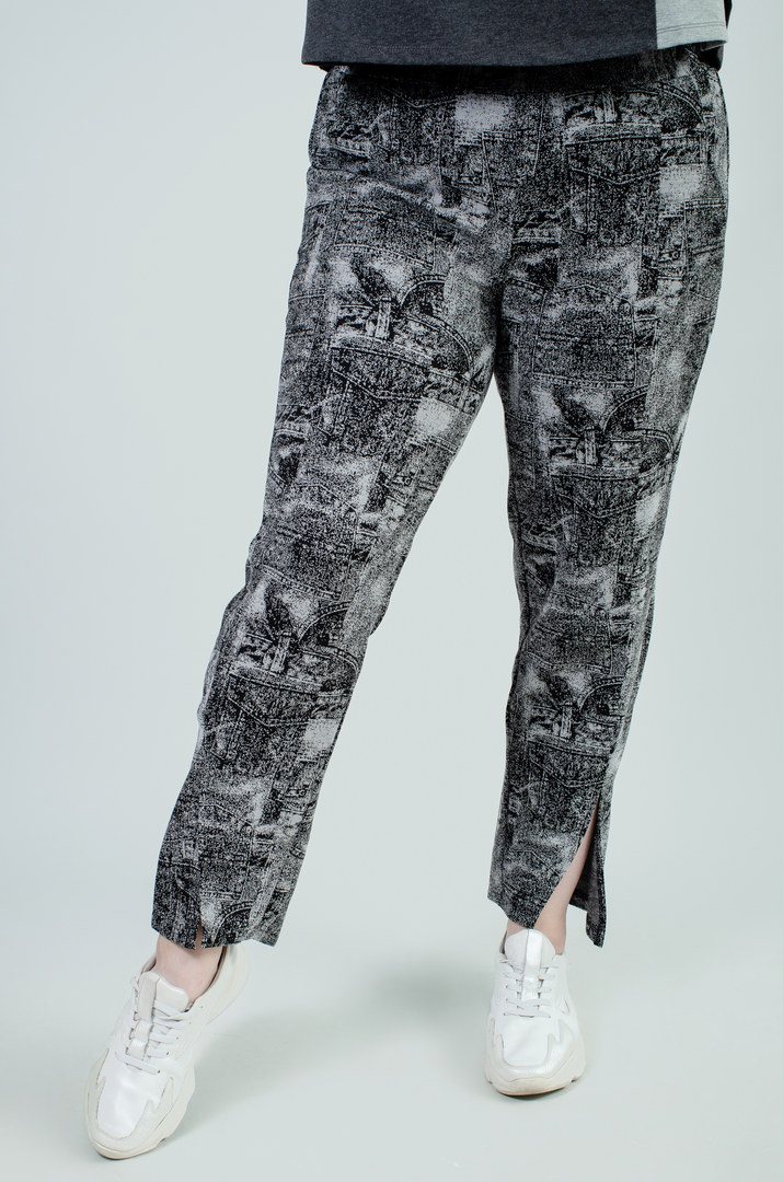 Брюки зауженные в принт с разрезами батал