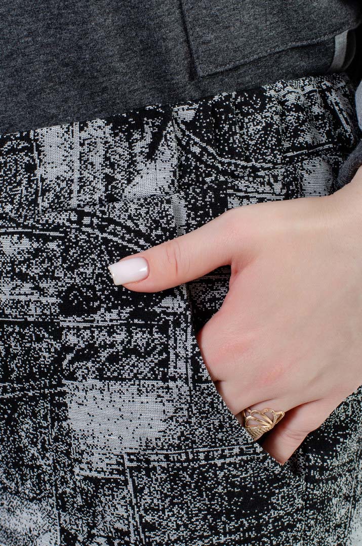 Брюки зауженные в принт с разрезами батал