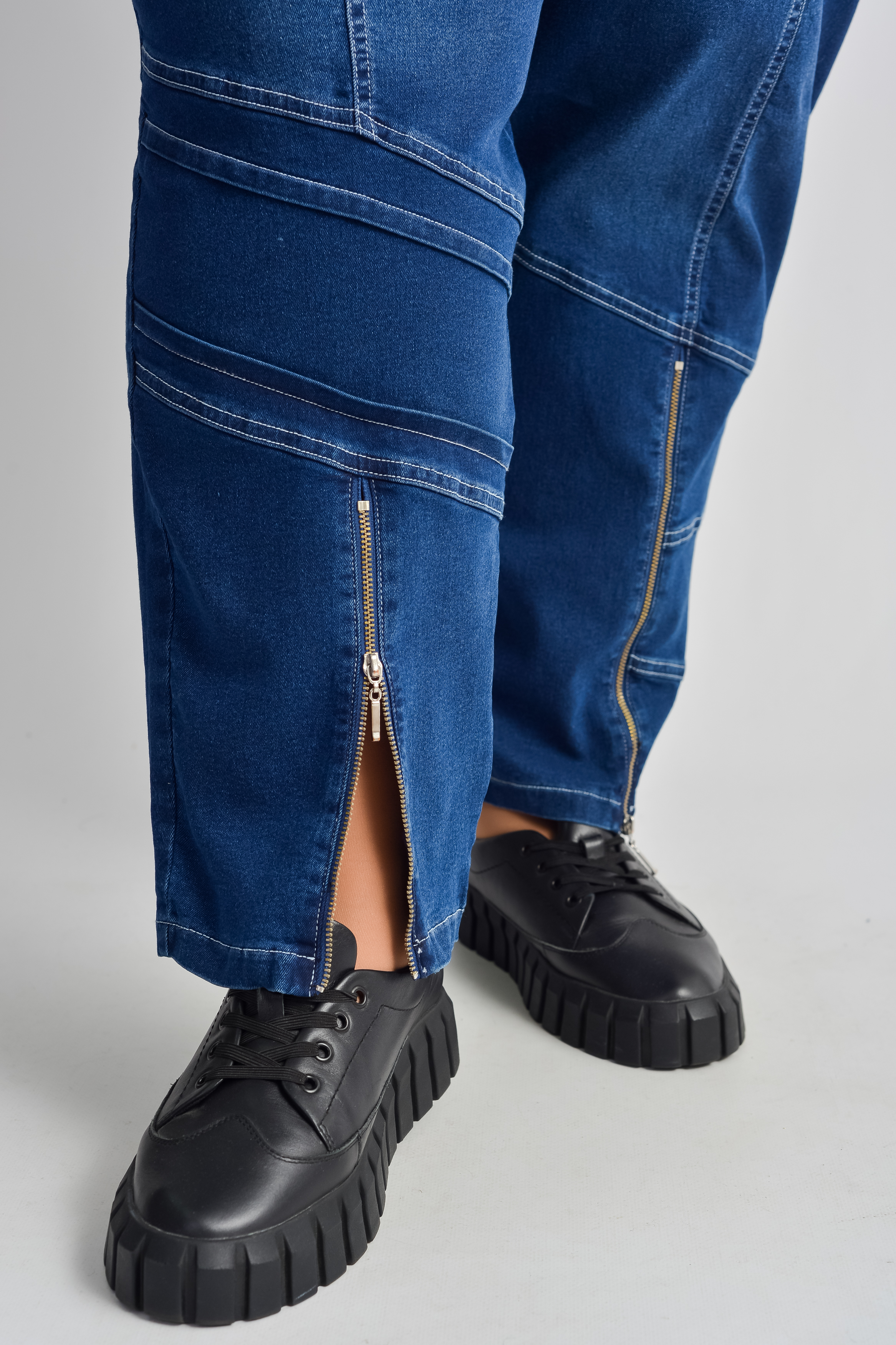 Джинсы бананы с молниями снизу больших размеров