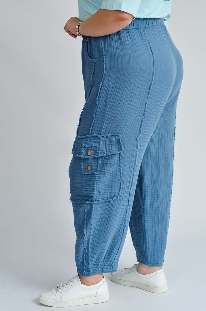 Брюки банани кольору денім з накладною кишенею великих розмірів