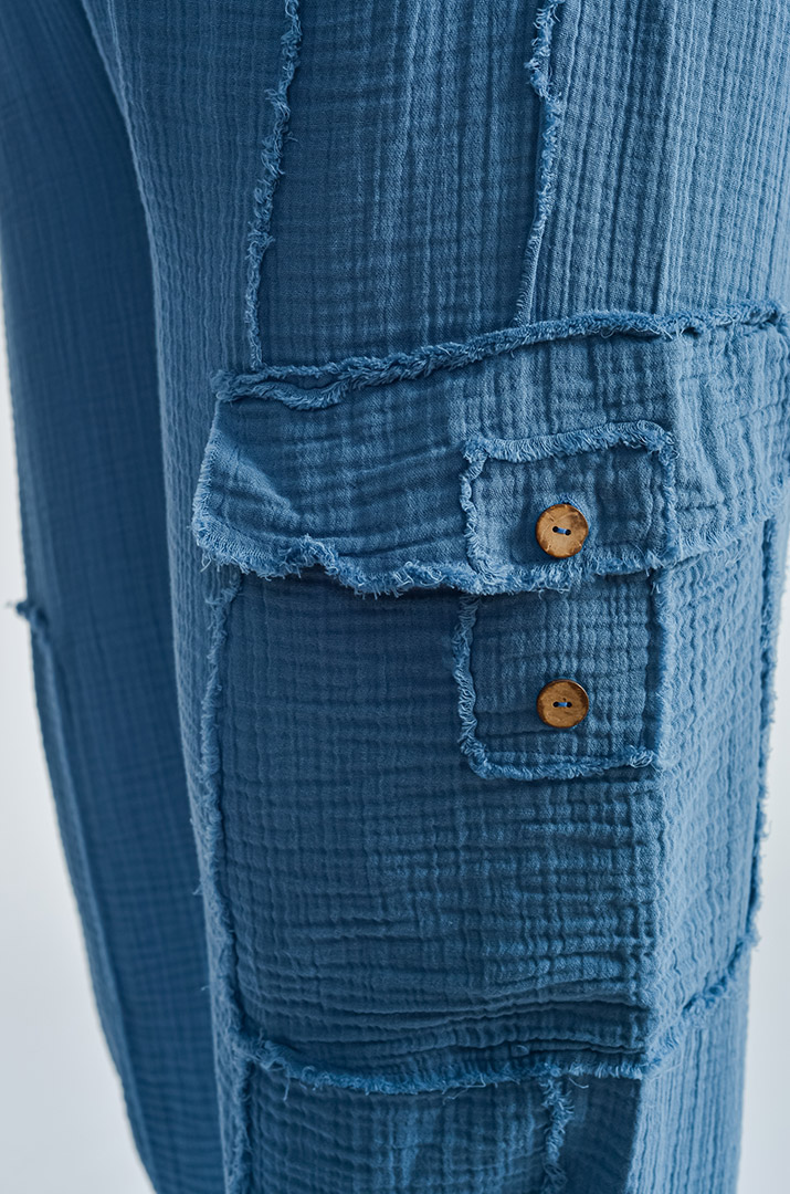 Брюки банани кольору денім з накладною кишенею великих розмірів