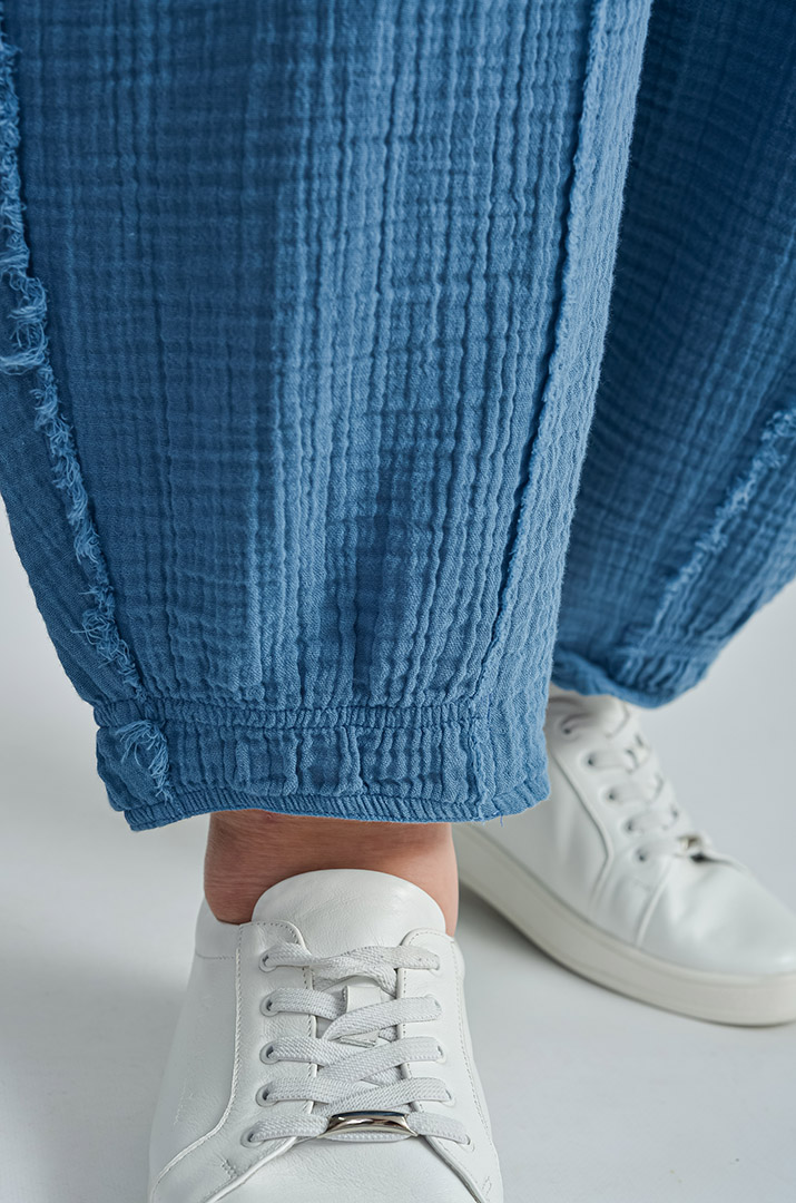 Брюки банани кольору денім з накладною кишенею великих розмірів