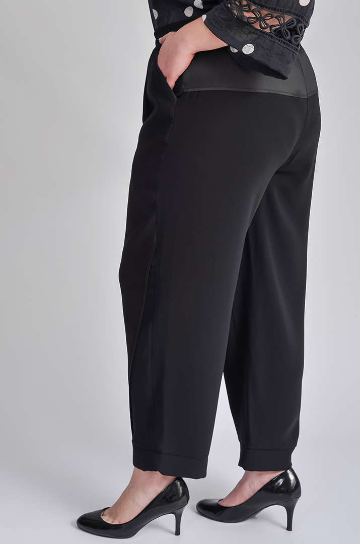 Чорні широкі брюки-банани з костюмної тканини великих розмірів
