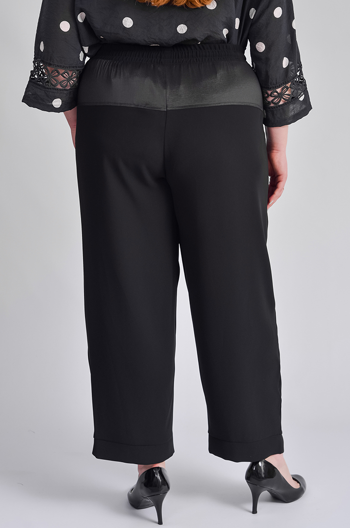 Чорні широкі брюки-банани з костюмної тканини великих розмірів