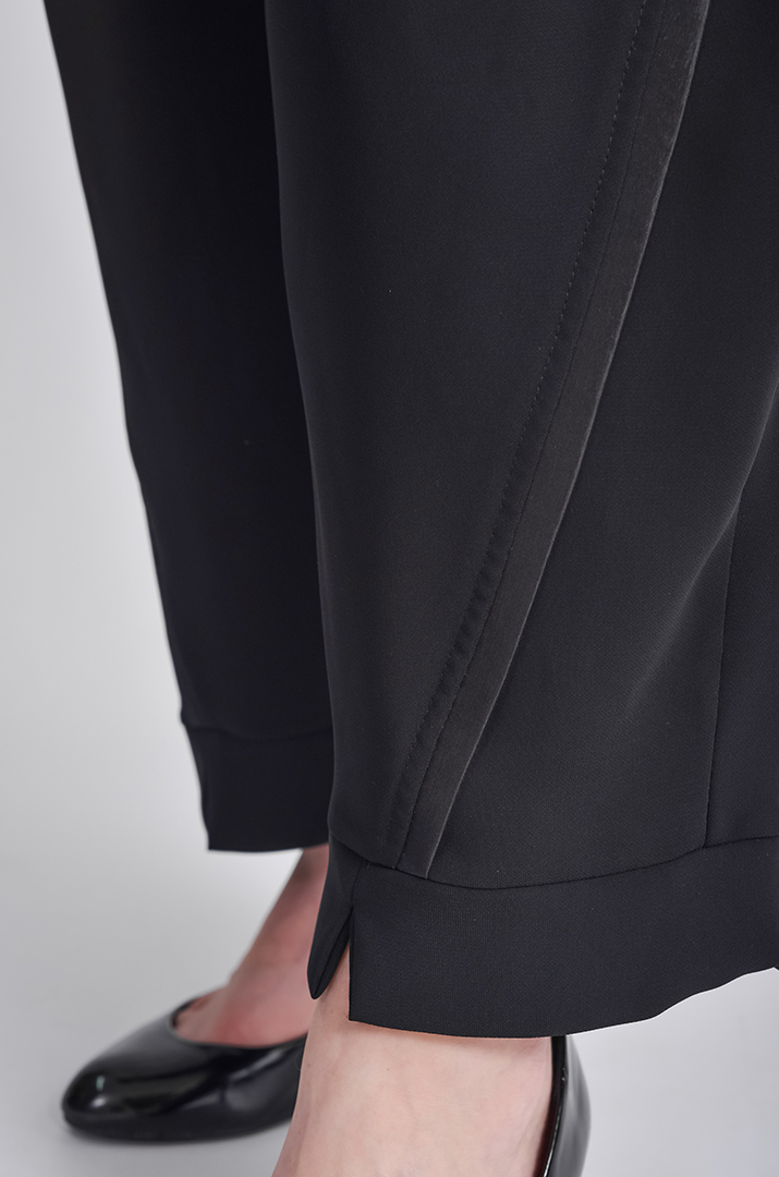 Чорні широкі брюки-банани з костюмної тканини великих розмірів