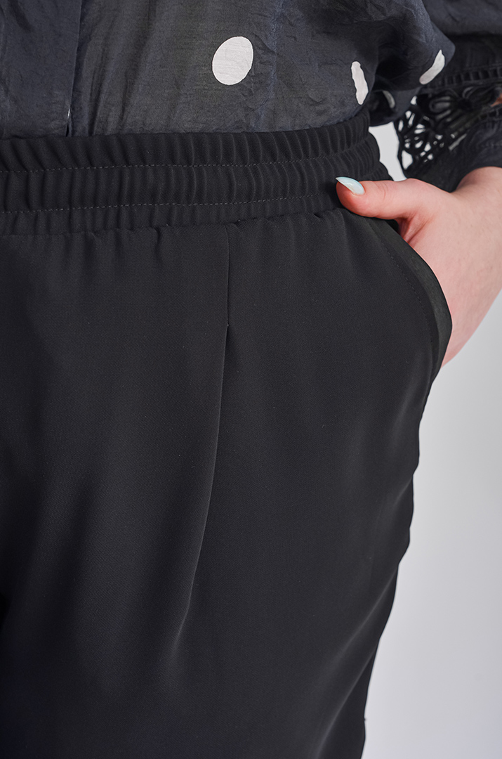 Чорні широкі брюки-банани з костюмної тканини великих розмірів