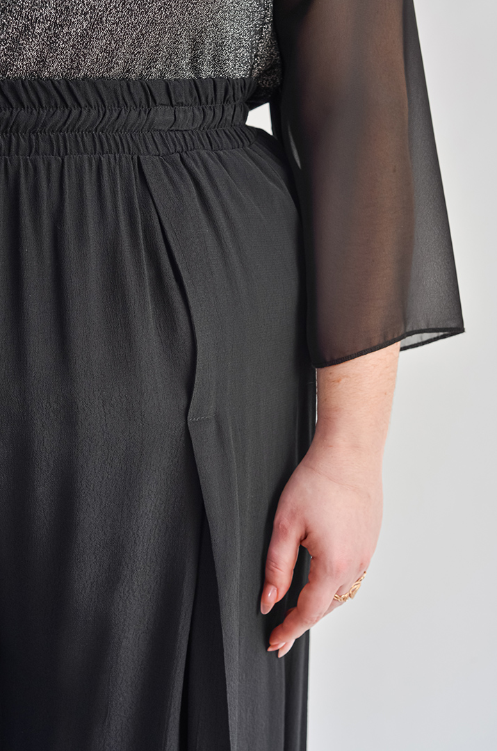 Широкі брюки в чорному кольорі з манжетами великих розмірів