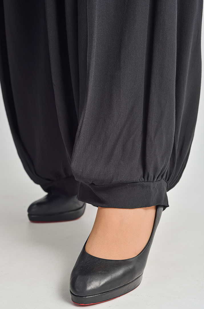 Широкі брюки в чорному кольорі з манжетами великих розмірів