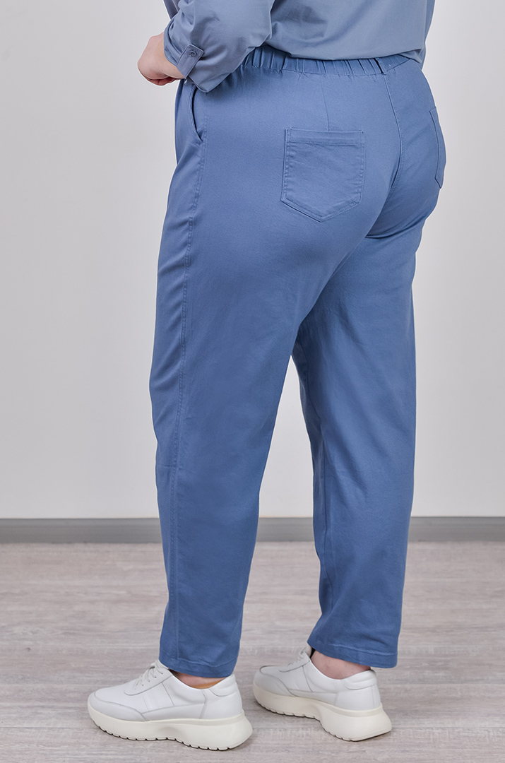 Завужені джинси з еластичним поясом і декоративним ґудзиком великих розмірів