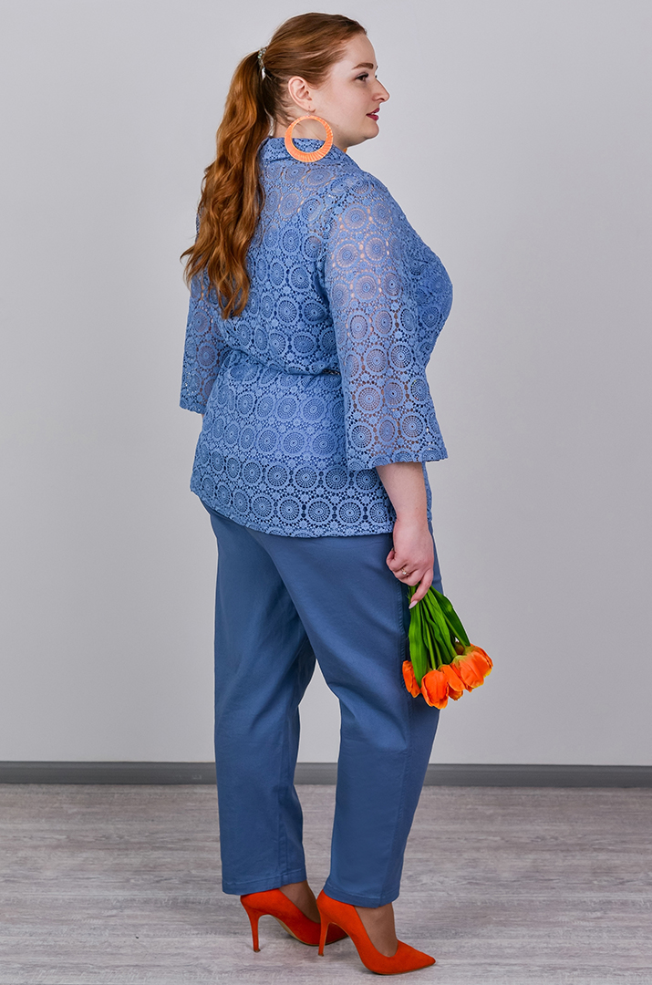 Завужені джинси з еластичним поясом і декоративним ґудзиком великих розмірів