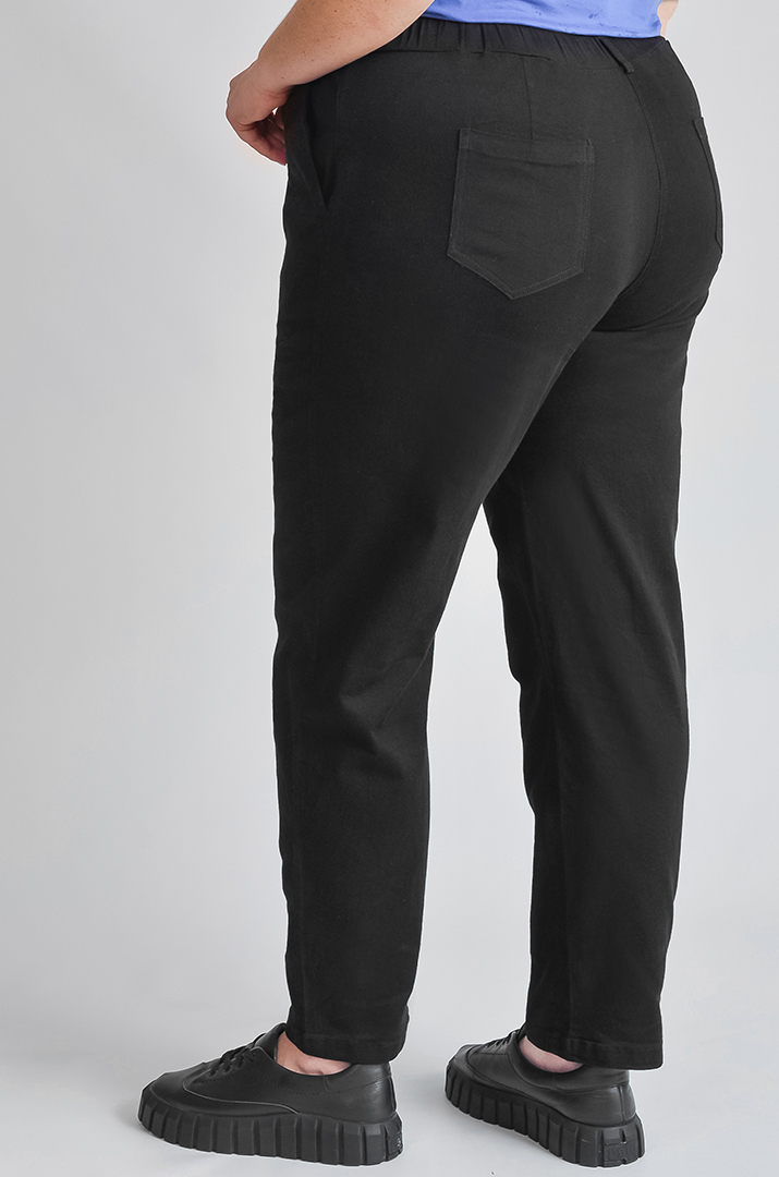 Завужені джинси з еластичним поясом і декоративним ґудзиком великих розмірів