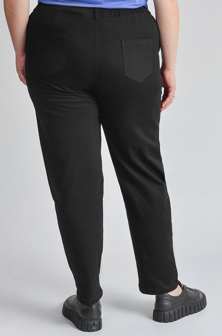 Завужені джинси з еластичним поясом і декоративним ґудзиком великих розмірів