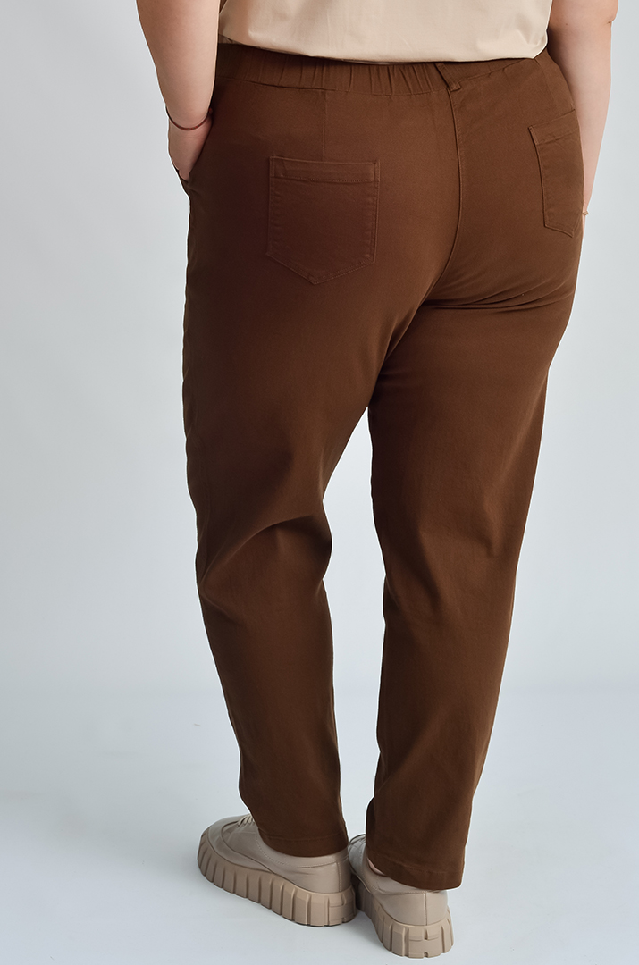 Завужені джинси з еластичним поясом і декоративним ґудзиком великих розмірів