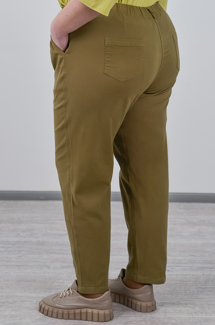 Завужені джинси з еластичним поясом і декоративним ґудзиком великих розмірів