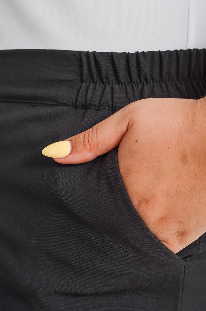 Чорні класичні брюки з бічними кишенями великих розмірів