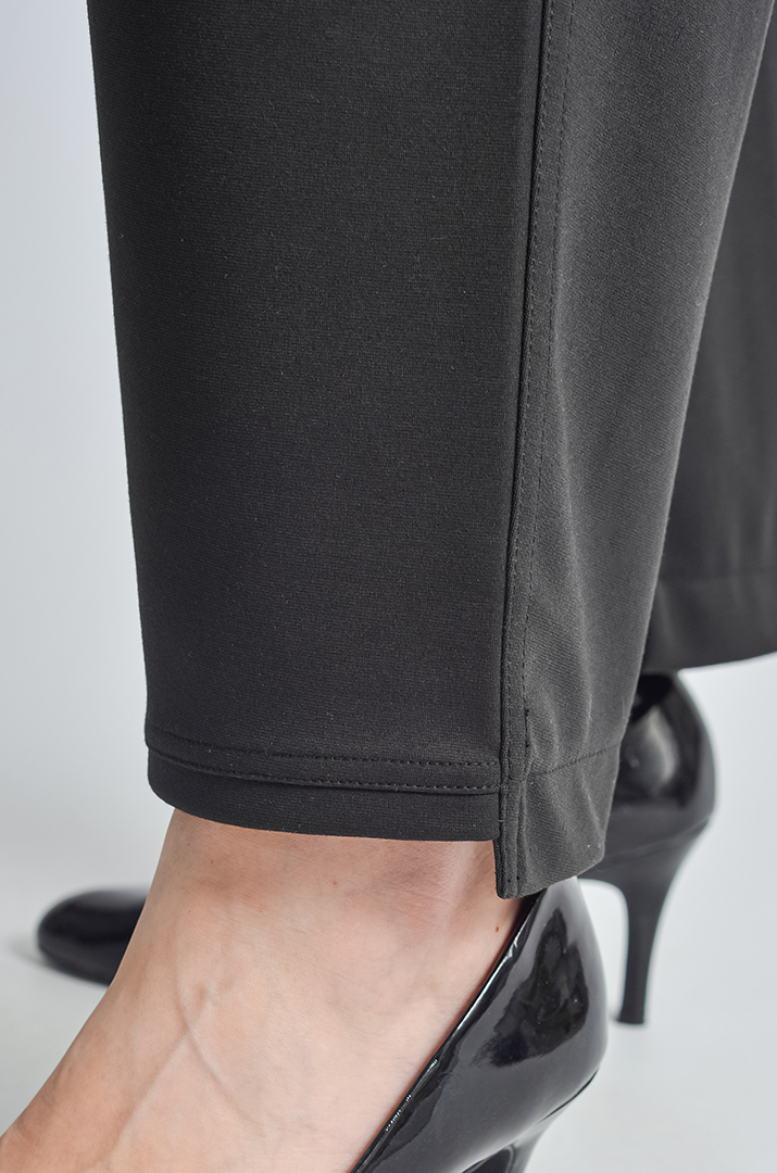 Брюки 7/8 черного цвета с асимметричным низом больших размеров