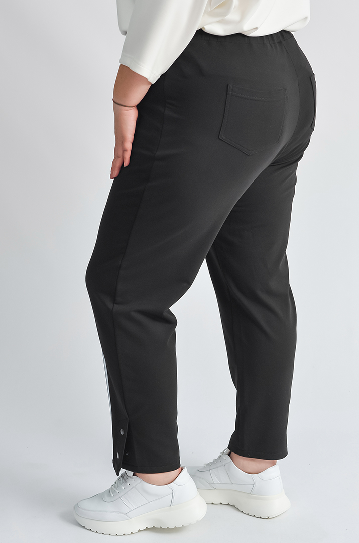 Завужені чорні брюки з білими акцентами великих розмірів