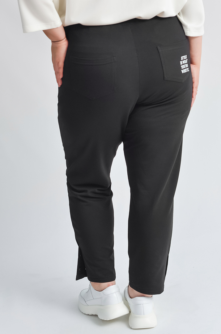 Завужені чорні брюки з білими акцентами великих розмірів