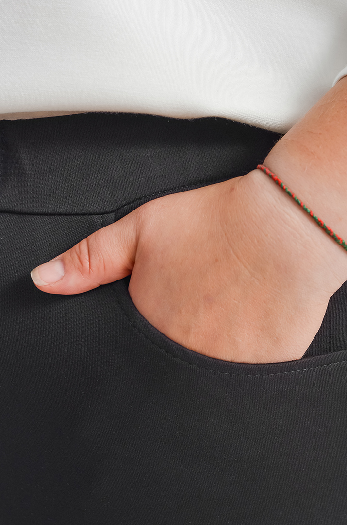 Завужені чорні брюки з білими акцентами великих розмірів