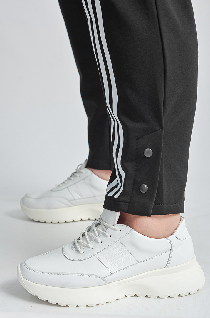 Завужені чорні брюки з білими акцентами великих розмірів