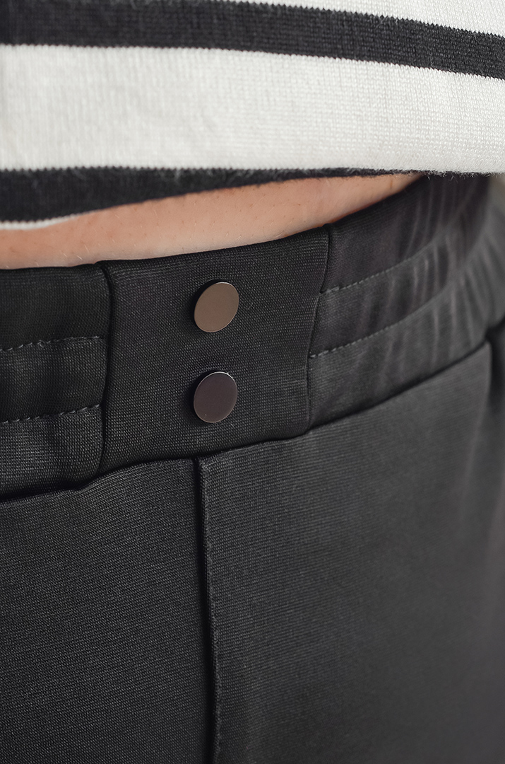 Черные брюки 7/8 с декоративными пуговицами больших размеров