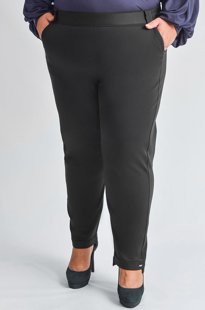 Брюки 7/8 черного цвета с минималистичным дизайном больших размеров