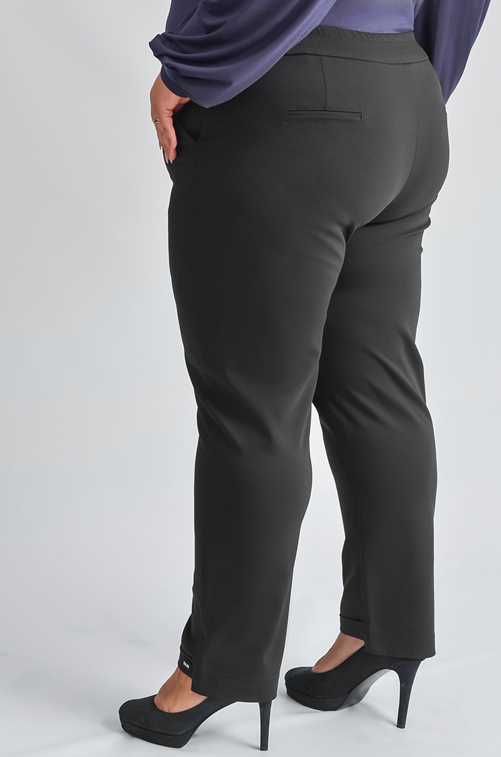 Брюки 7/8 черного цвета с минималистичным дизайном больших размеров