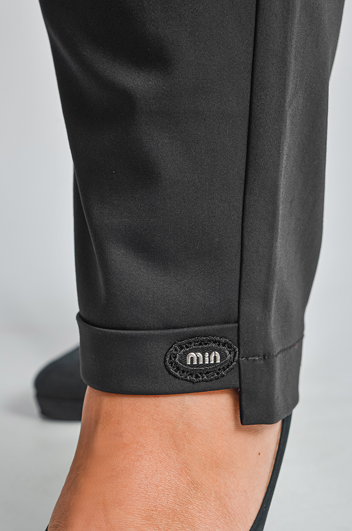 Брюки 7/8 черного цвета с минималистичным дизайном больших размеров