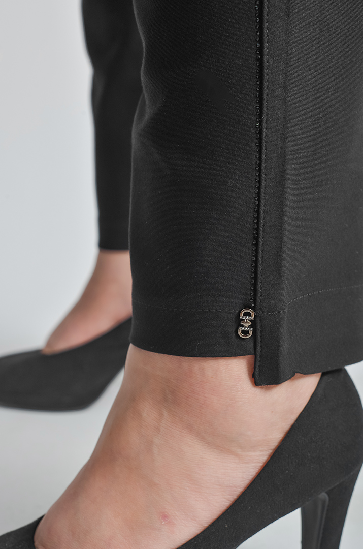 Черные брюки 7/8 с декоративными стразами больших размеров